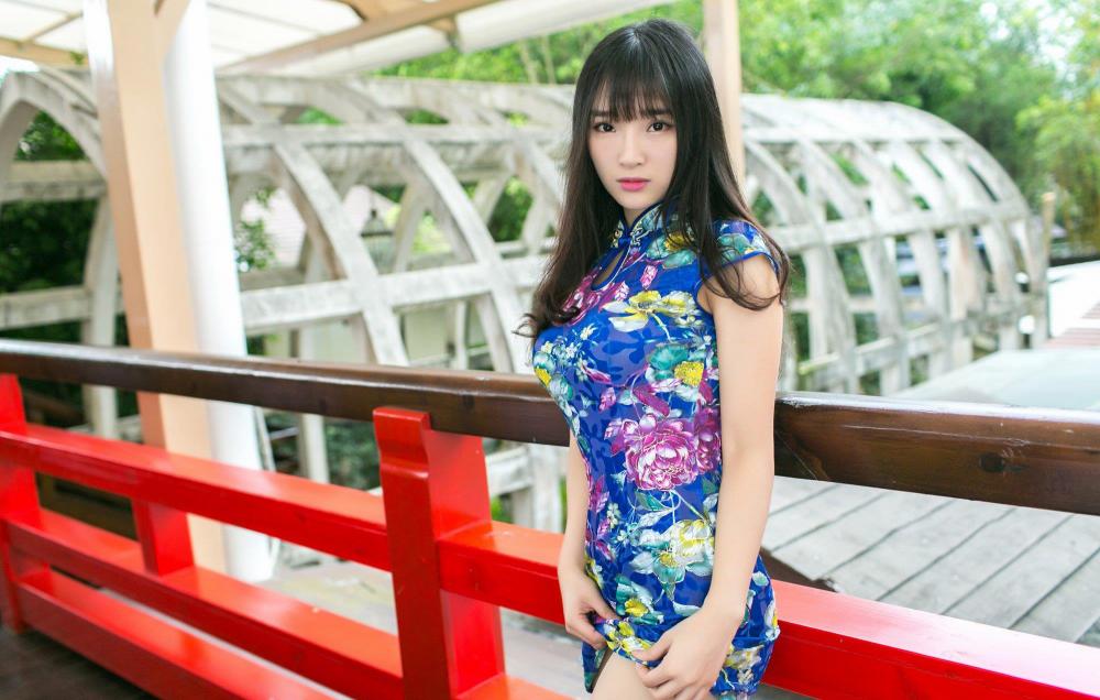 美女尤物夏瑶baby性感旗袍旅拍图