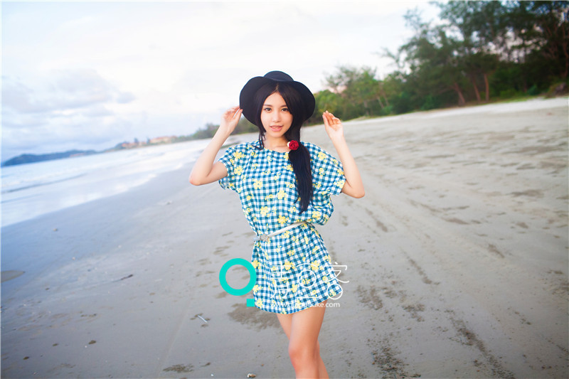 海边美女绮里嘉ula游玩美拍 一袭格子裙尽显甜美