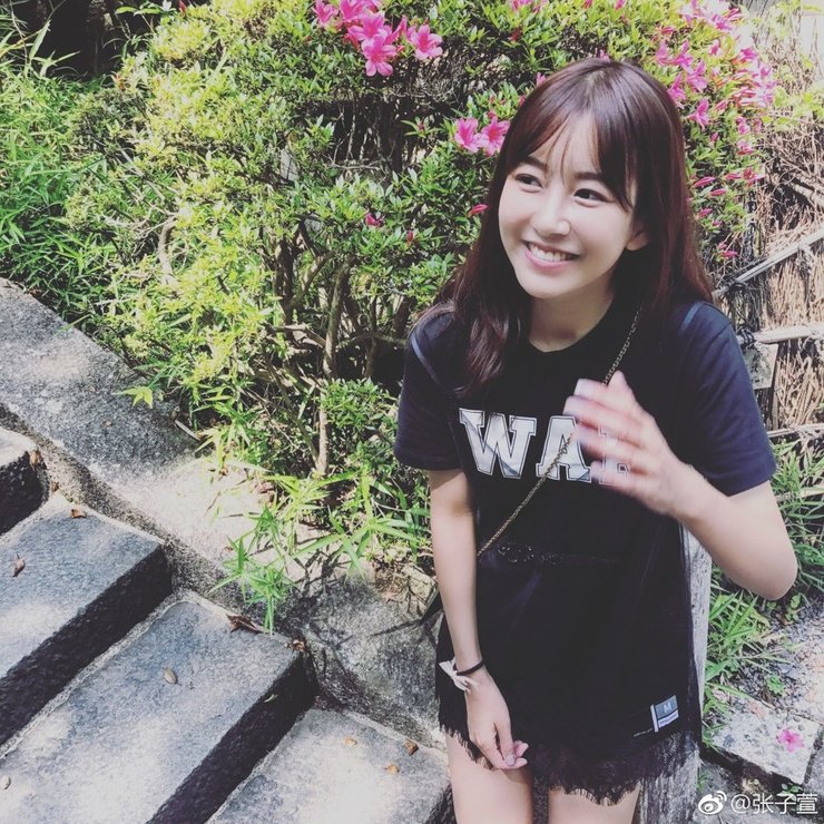 辣妈张子萱游日本 大秀长腿美似少女