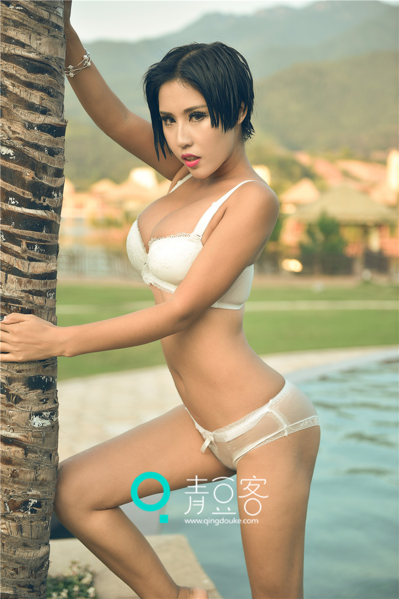 女神娜依灵儿内衣写真曝光 搔首弄姿半露酥胸