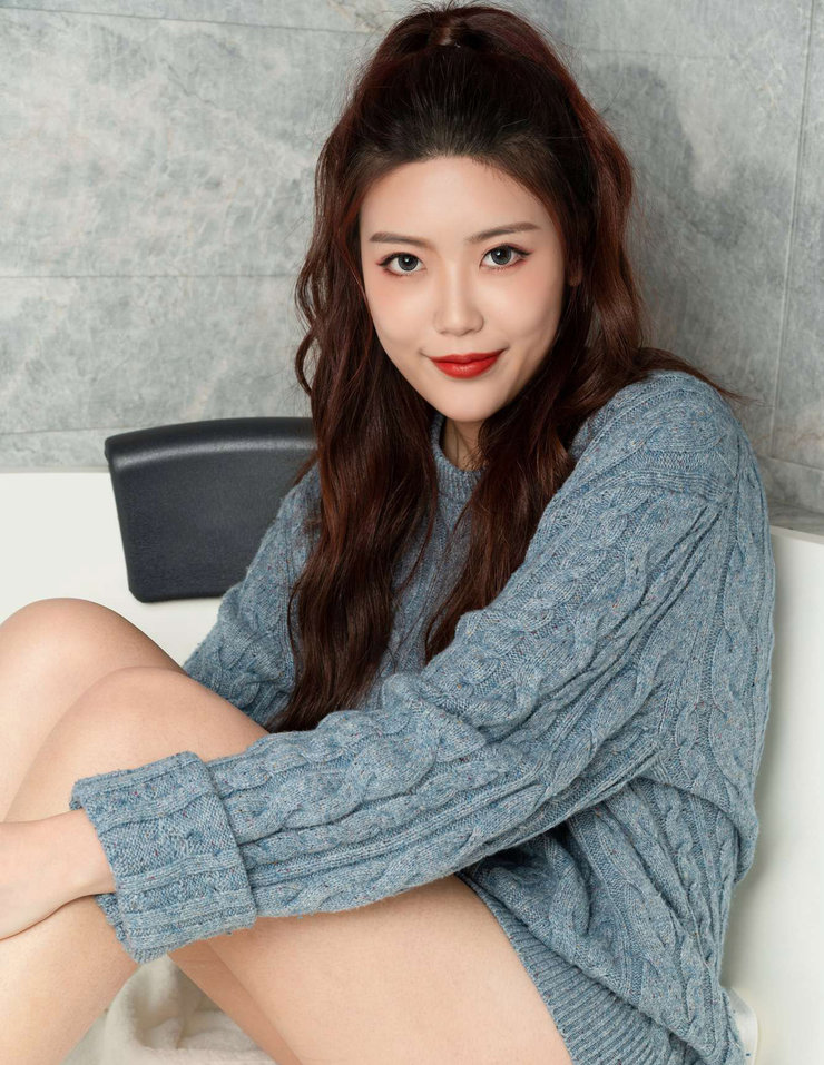 卷发美女私房写真 特意秀出白皙的大长腿!