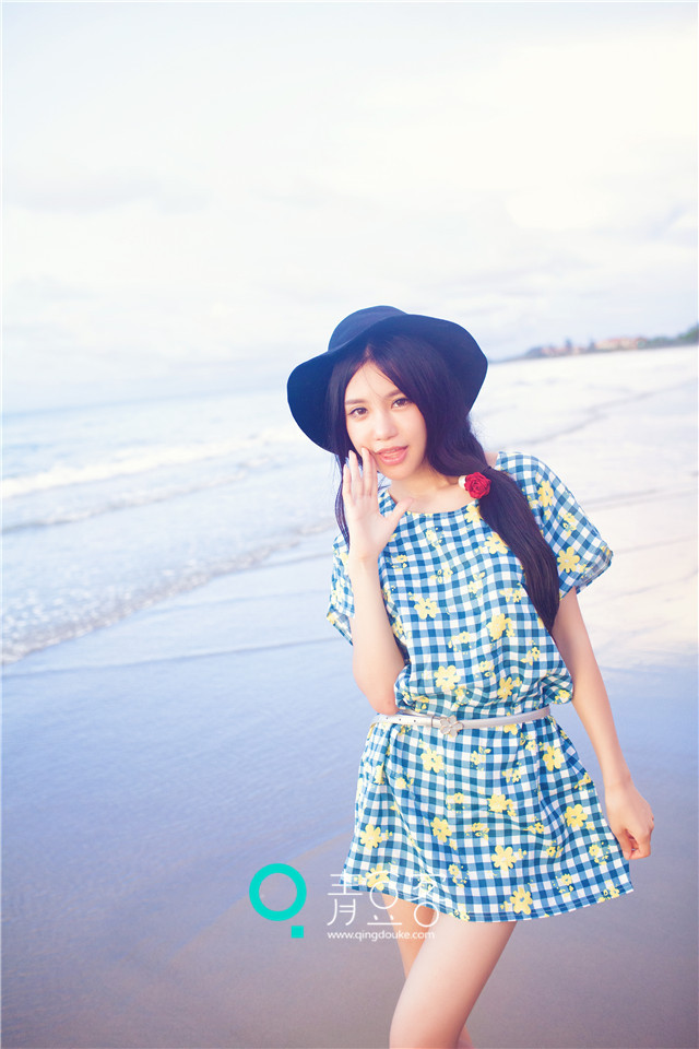 海边美女绮里嘉ula游玩美拍 一袭格子裙尽显甜美