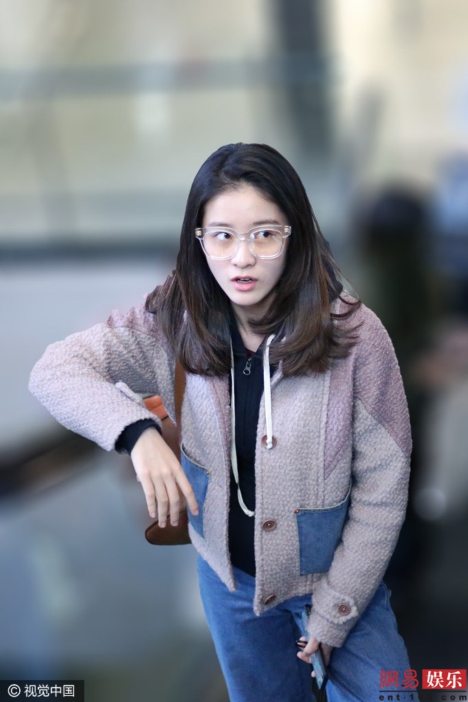 张雪迎青春靓装活力四射 变小迷糊忙找路