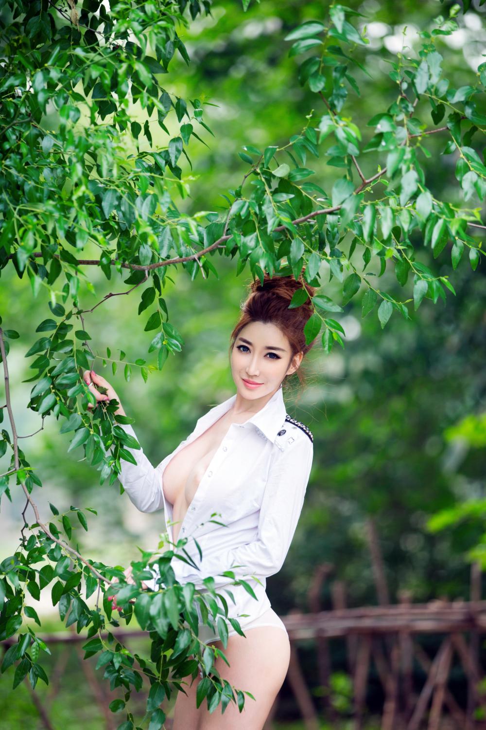 性感美女陆瓷户外开胸制服诱惑