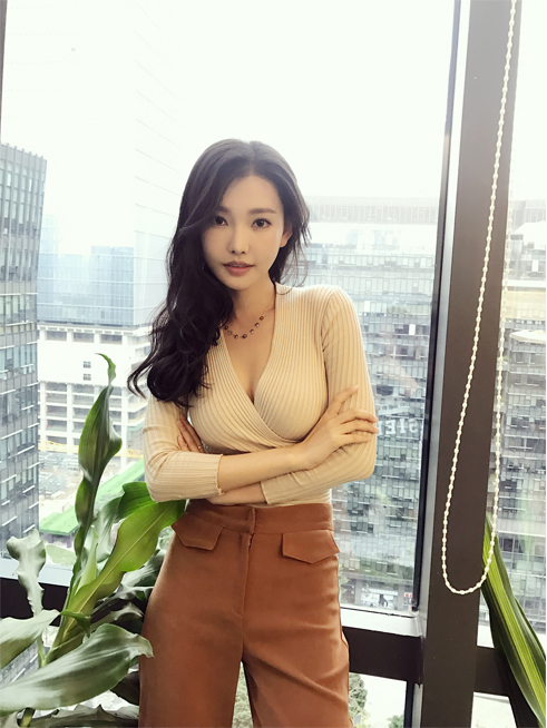童菲冬日写真曝光 随性搭配告别臃肿