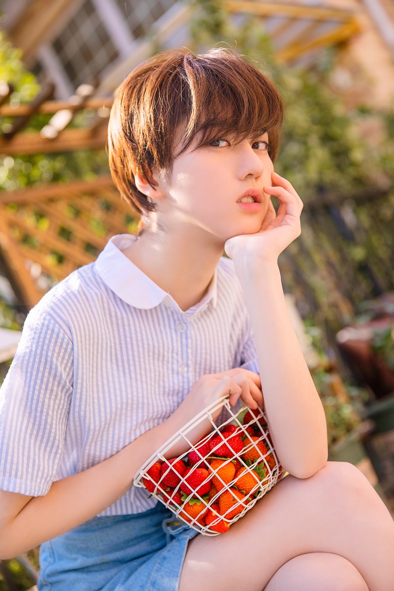 李凯馨清凉初夏草莓大片