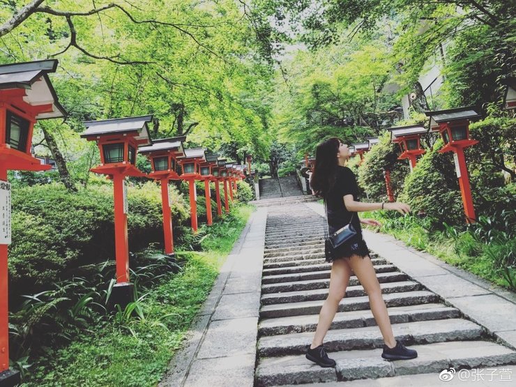 辣妈张子萱游日本 大秀长腿美似少女