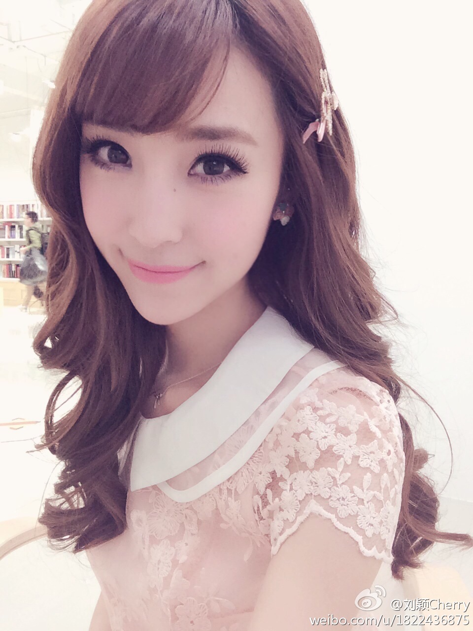 美女在浴池里洗澡