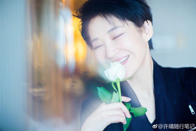许晴短发潇洒帅气 率真又不失性感