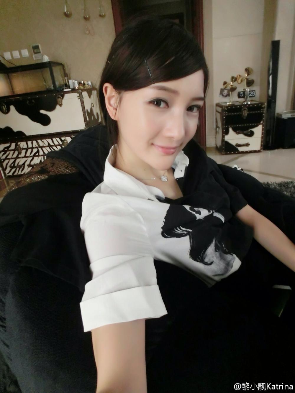 紧身短裤美女街拍