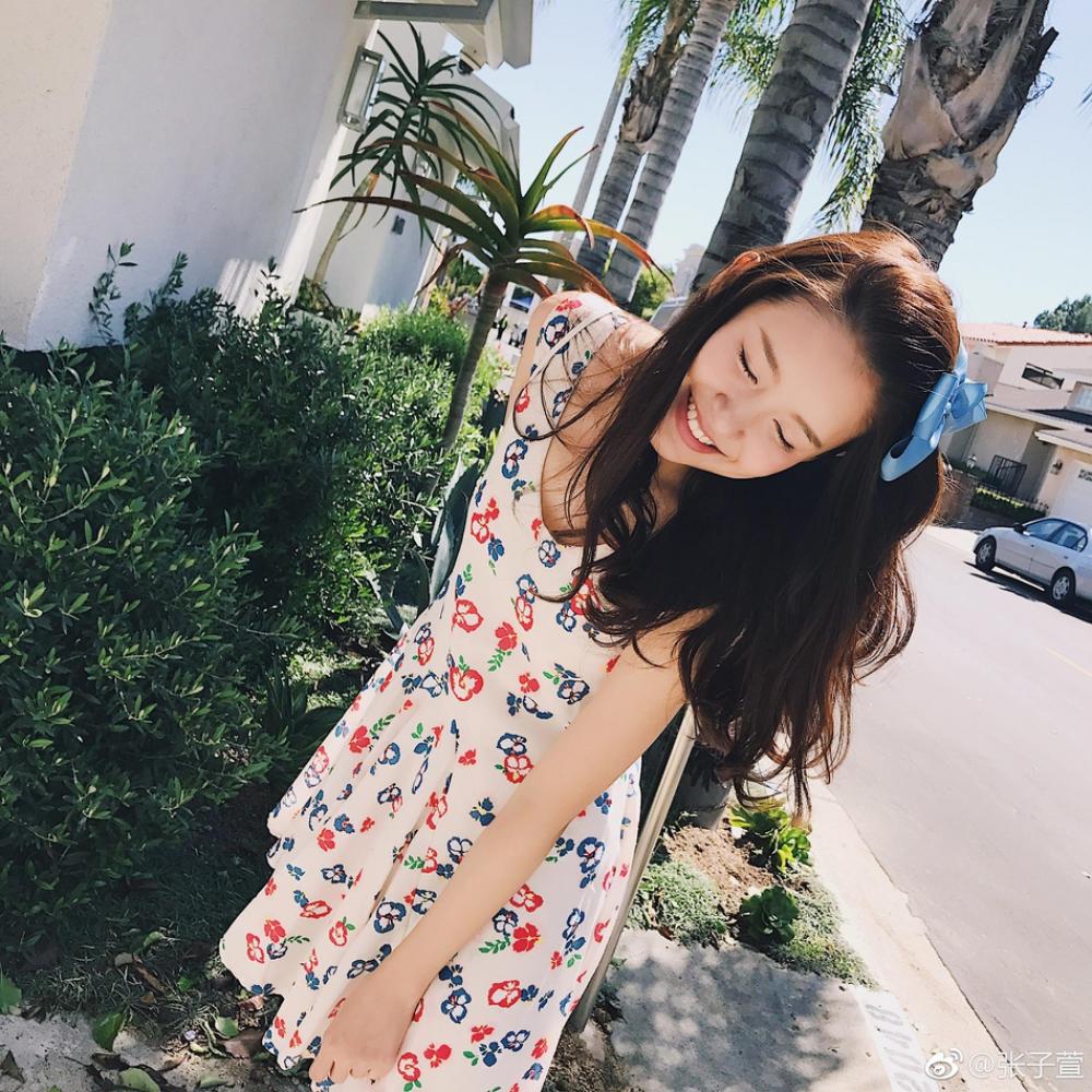辣妈张子萱身穿印花连衣裙俏皮甜美 重返少女青春时光