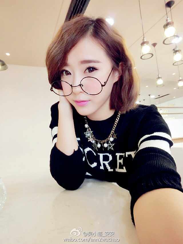 美女穿上超薄装