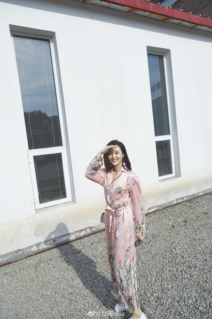 甘露粉红睡衣装美炸 实力演绎行走的衣架