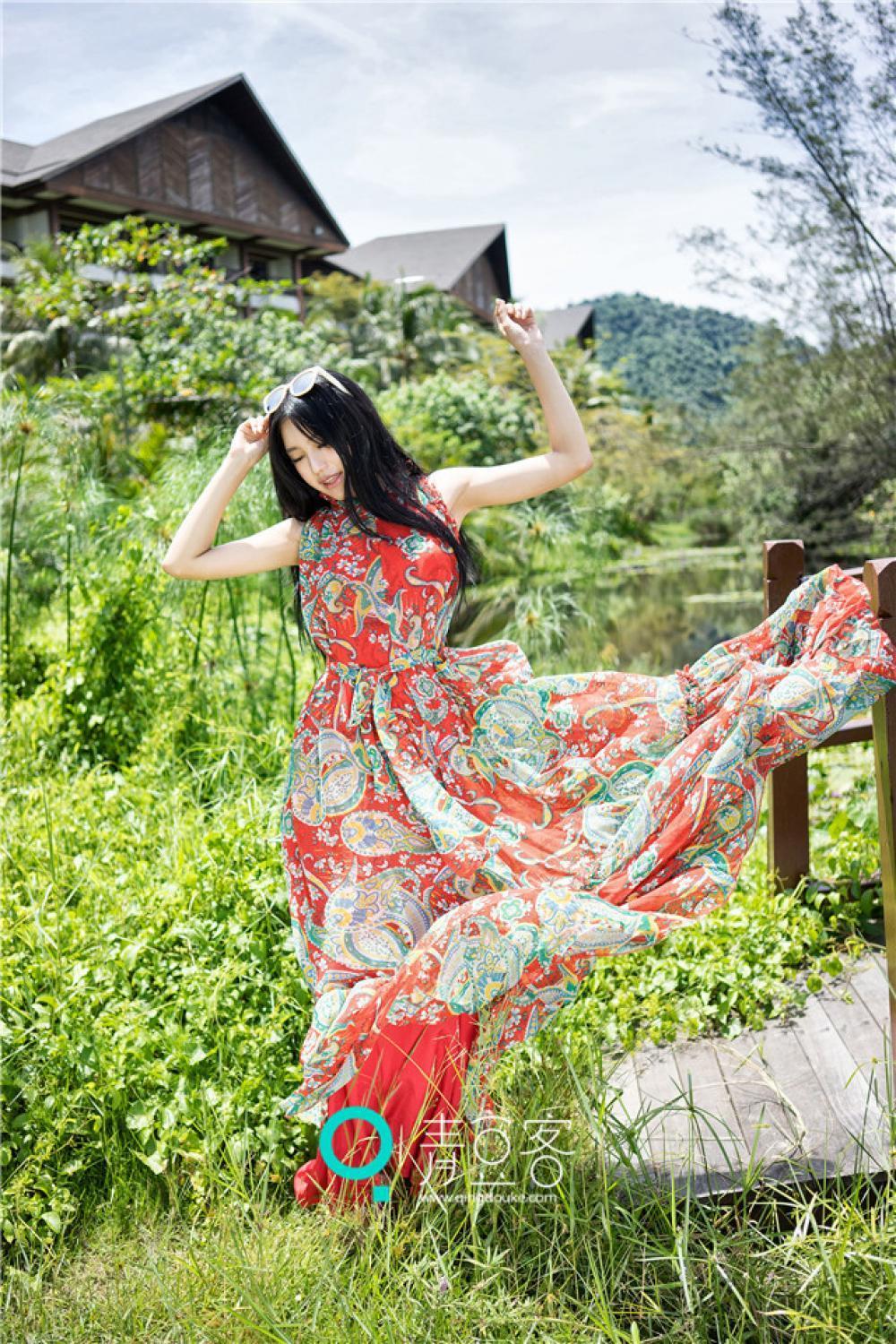 绮里嘉度假游玩写真 长裙飘逸美艳迷人