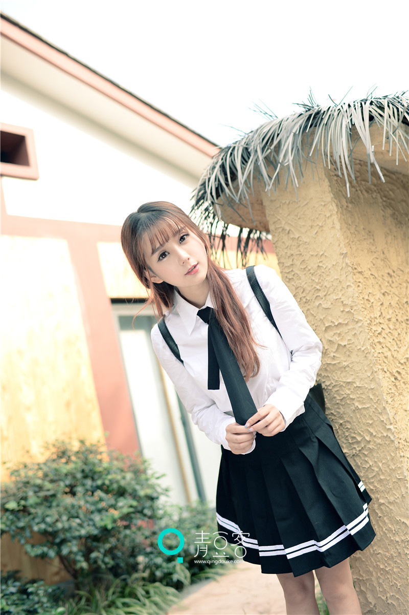 萌妹子小九Vin游玩美照 一袭学生制服超可爱