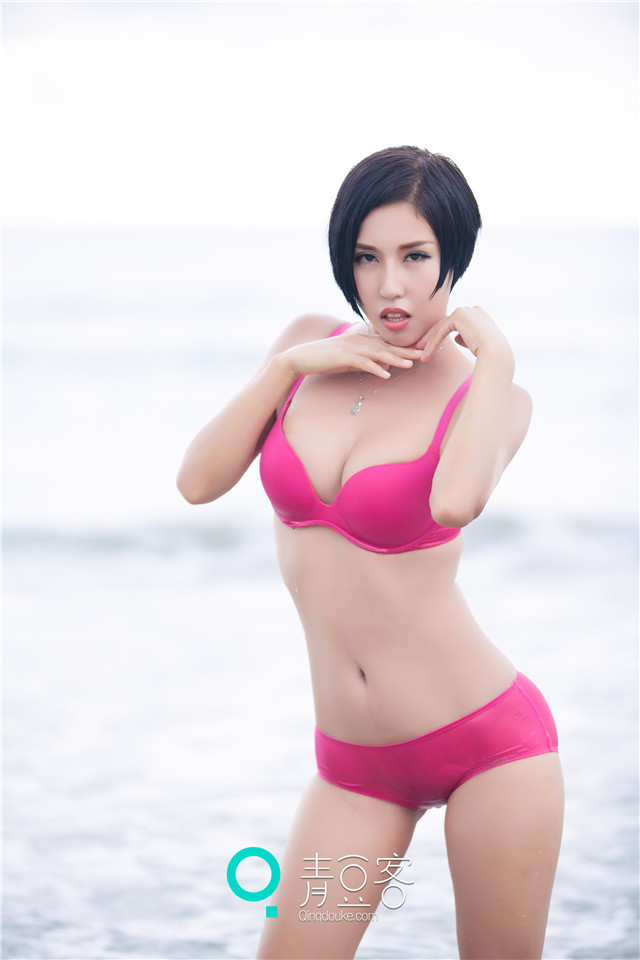 性感美女娜依灵儿比基尼写真 酥胸和翘臀博眼球