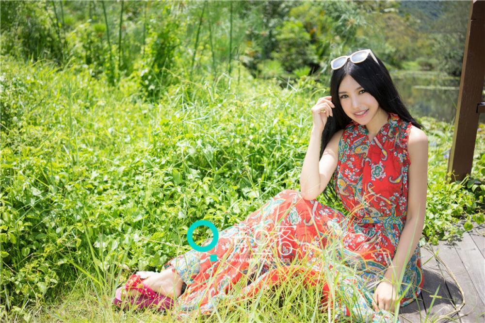 绮里嘉度假游玩写真 长裙飘逸美艳迷人