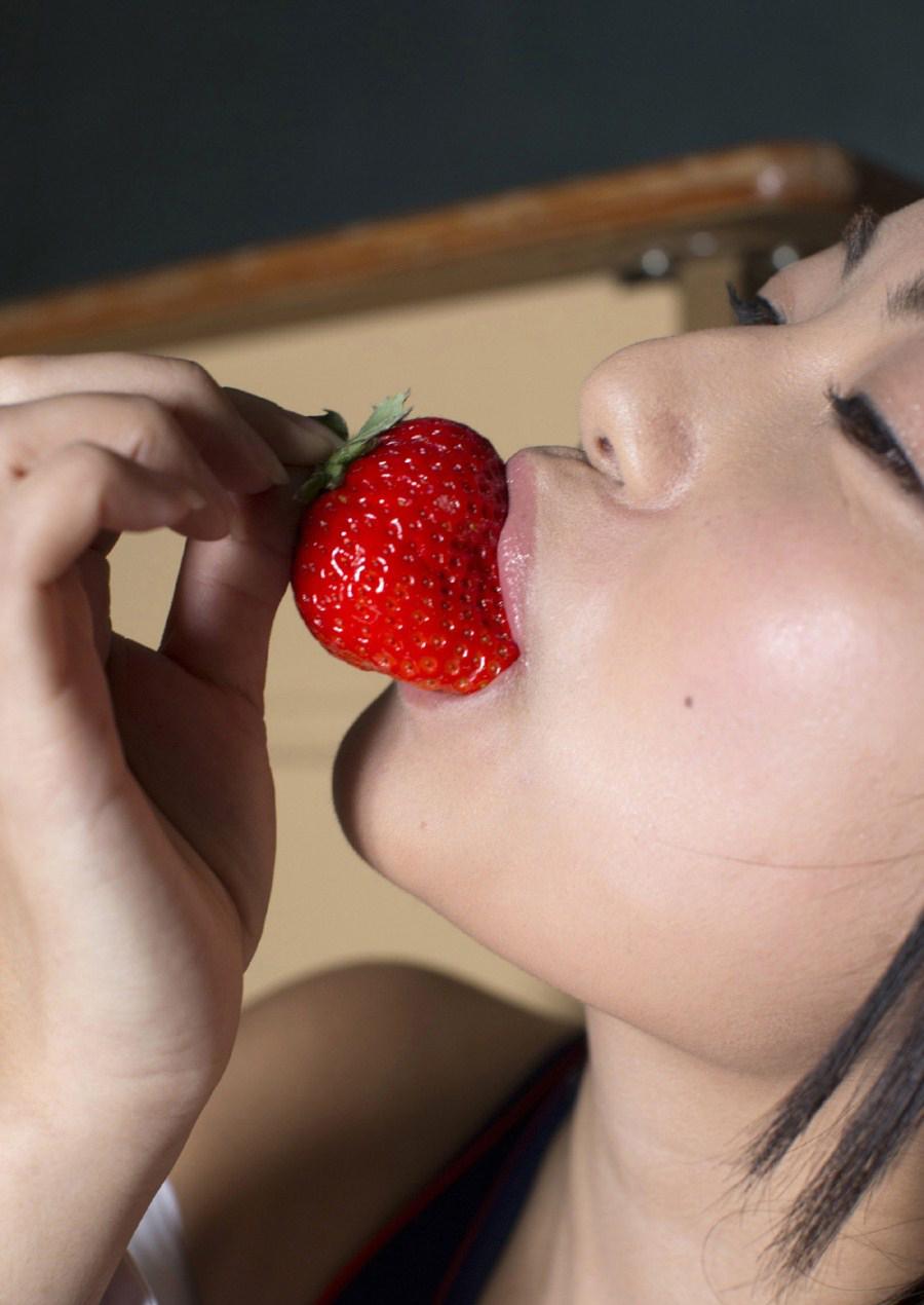 仲倉静香吃草莓吃出新感觉