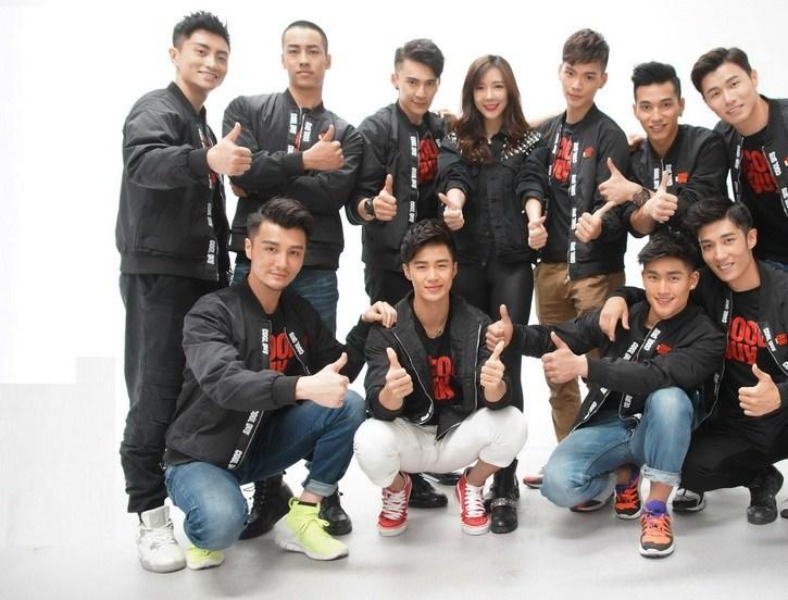 周韦彤拍性感写真 轮战肌肉男模图片