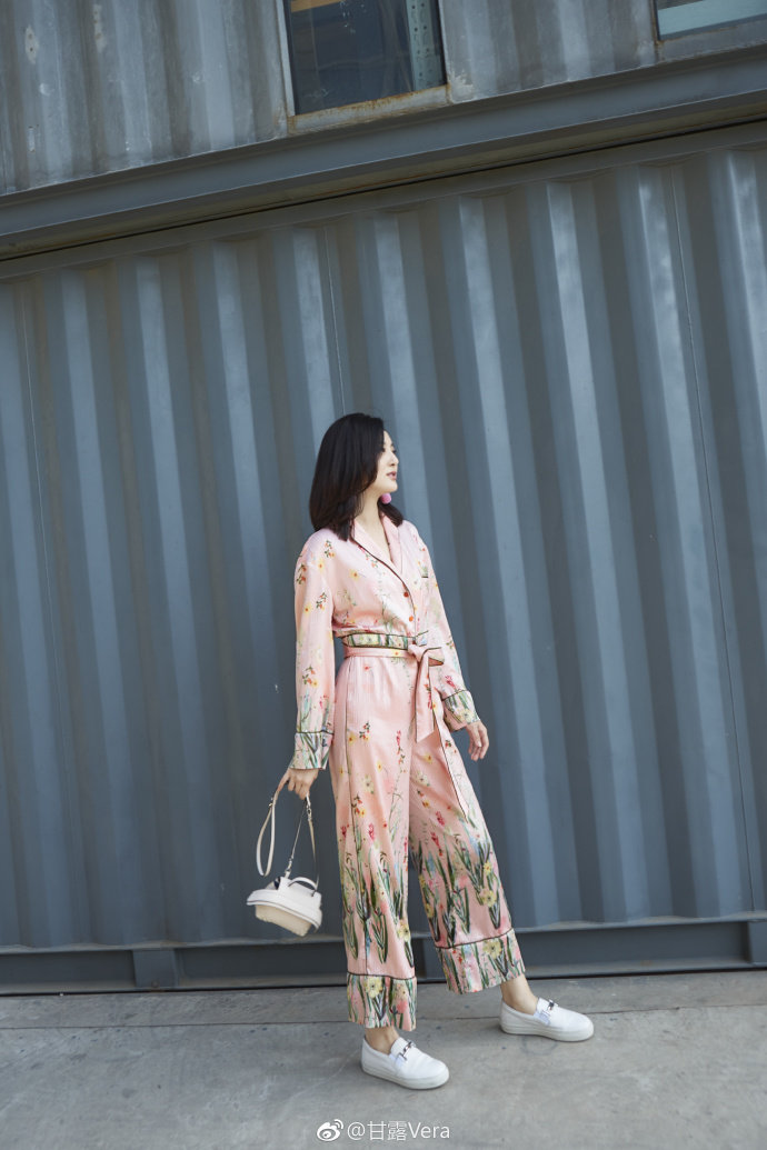 甘露粉红睡衣装美炸 实力演绎行走的衣架