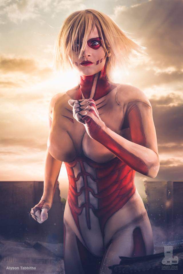 Cosplay大神级玩家Alyson Tabbitha扮演女巨人再度引起热议