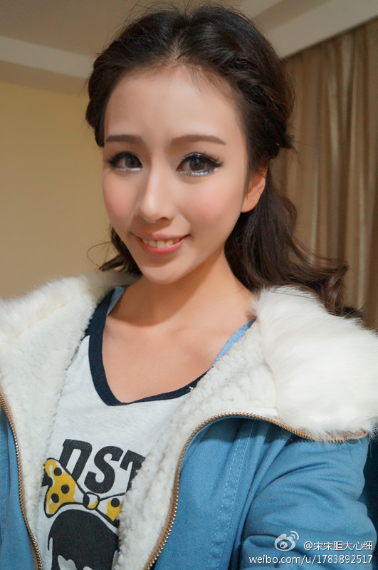 街拍美女上电梯