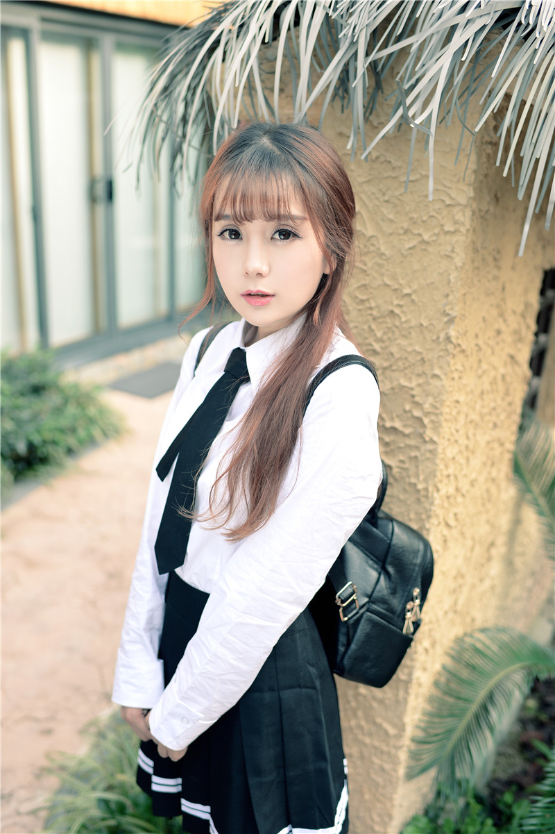 萌妹子小九Vin游玩美照 一袭学生制服超可爱