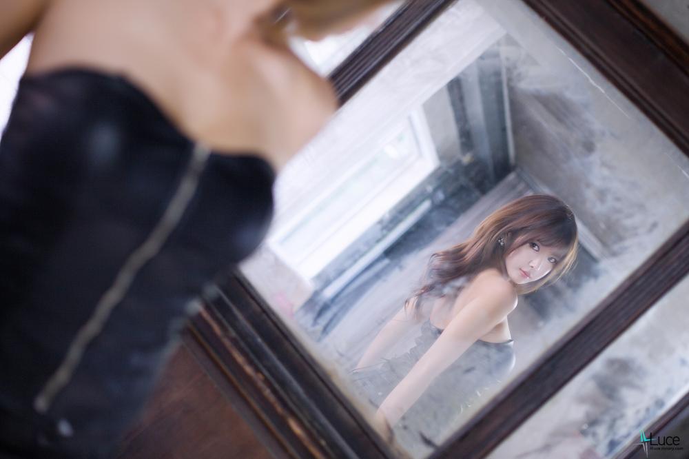 女神模特许允美性感紧身皮衣黑丝私房美腿写真
