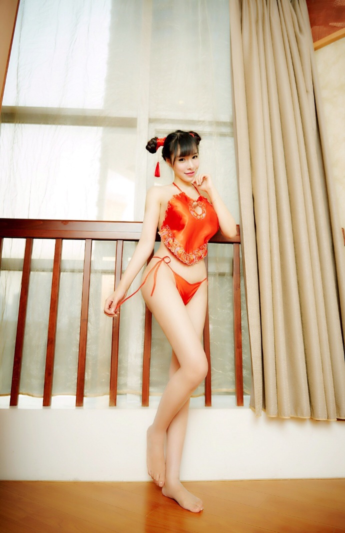 肚兜性感美女半裸诱惑自拍