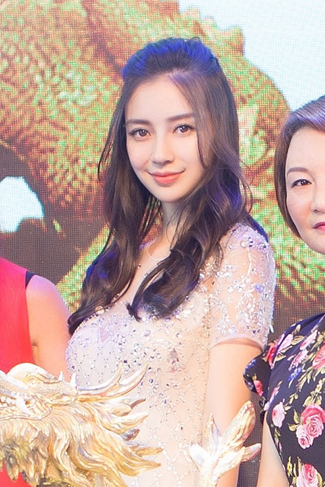 再现标志"微笑唇" Baby卷发造型似真人芭比