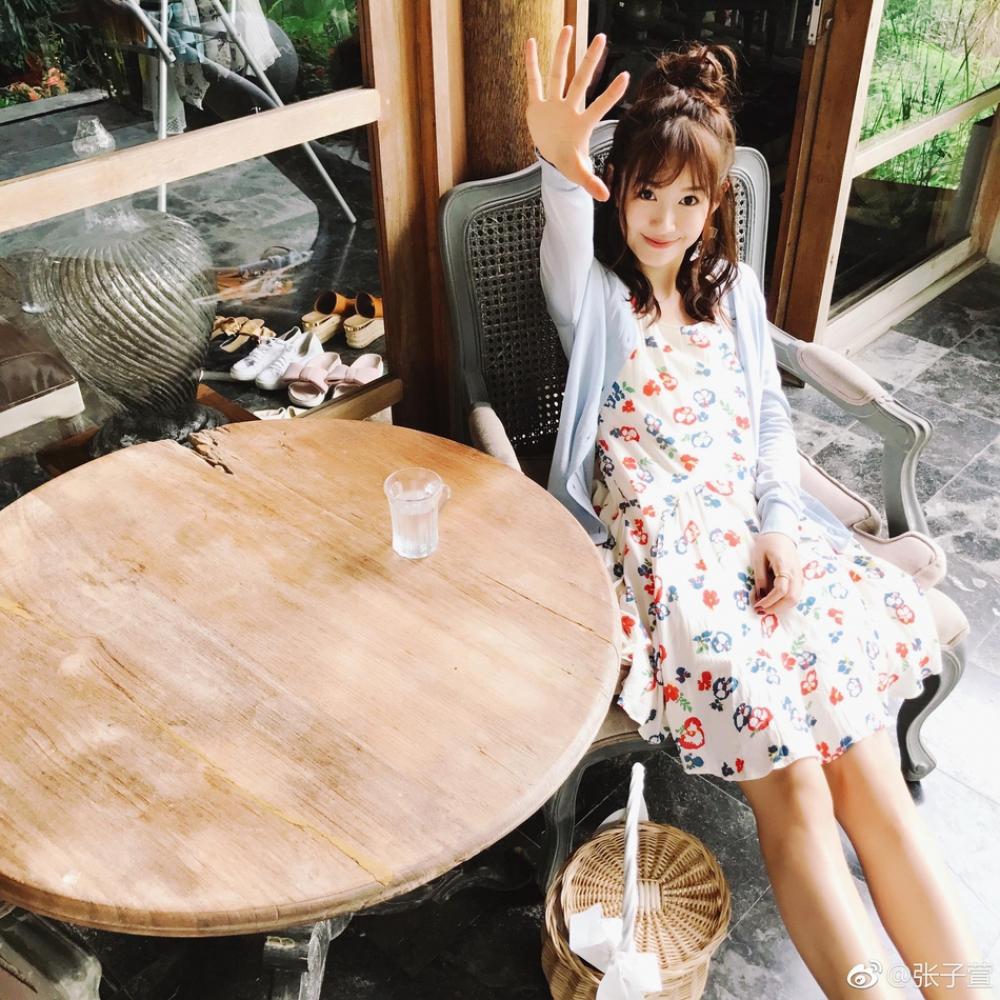 辣妈张子萱身穿印花连衣裙俏皮甜美 重返少女青春时光
