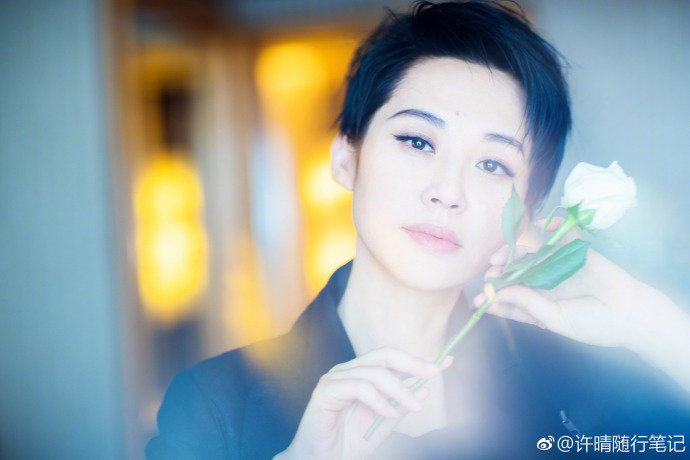 许晴短发潇洒帅气 率真又不失性感
