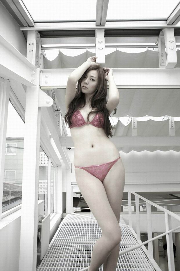 FHM杂志封面女郎周韦彤极品身材图片合集
