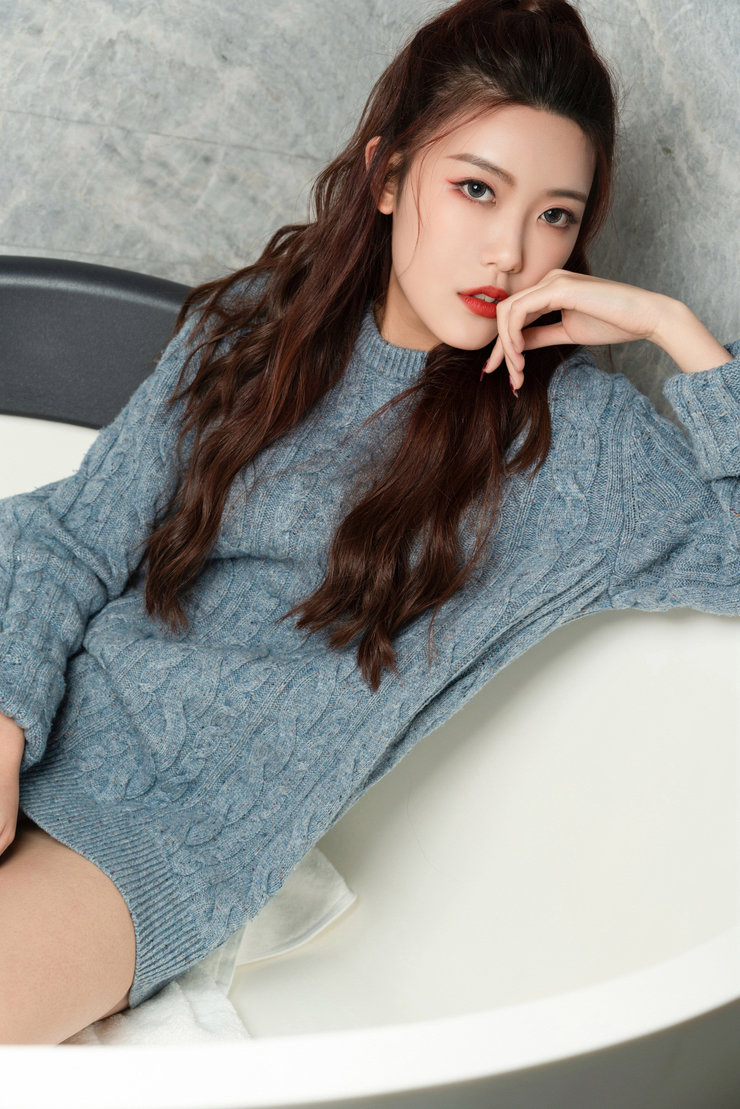 卷发美女私房写真 特意秀出白皙的大长腿!
