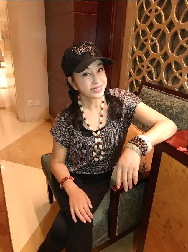刘晓庆晒美照留住刹那微笑 身上珠宝抢眼