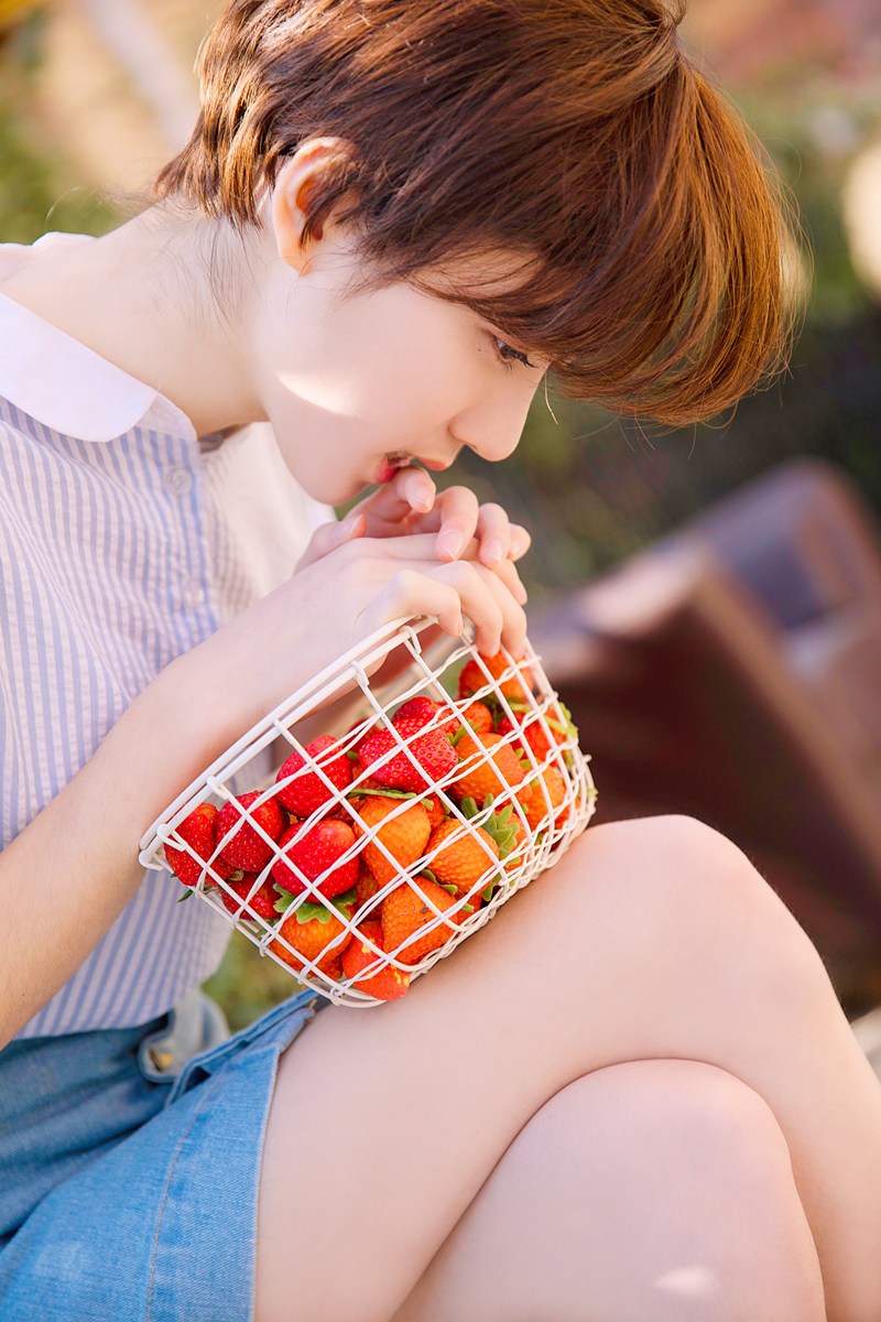 李凯馨清凉初夏草莓大片