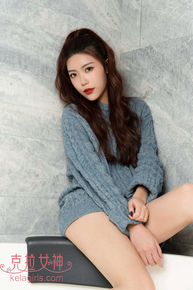 卷发美女私房写真 特意秀出白皙的大长腿!