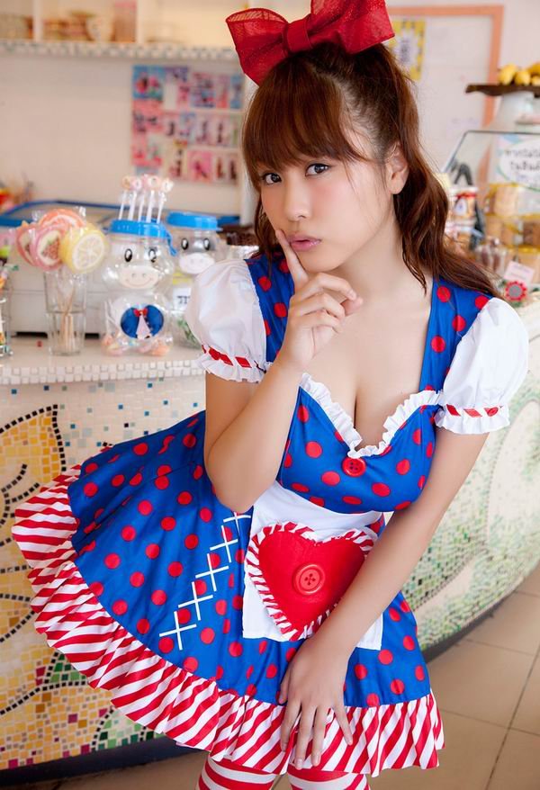 大波美妞儿西田麻衣迷人泳装写真 女生穿泳装练胆