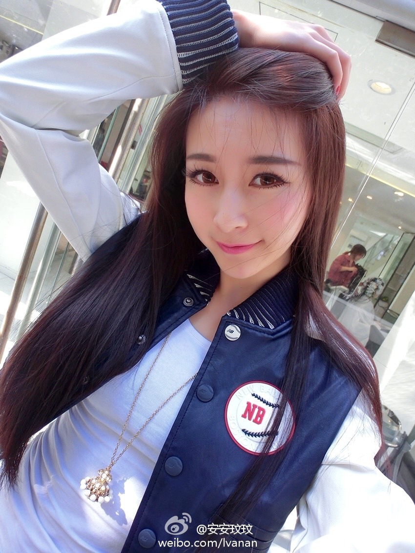 黑裙玉腿美女