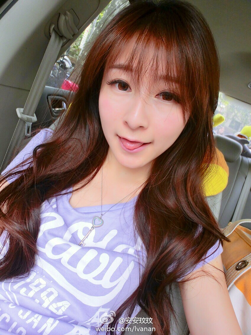 夏天美女春光乍泄图
