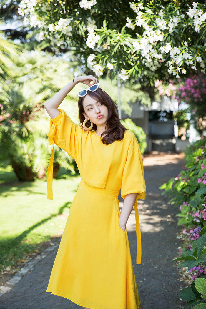 杨之楹夏日写真曝光 穿长裙清新度假风