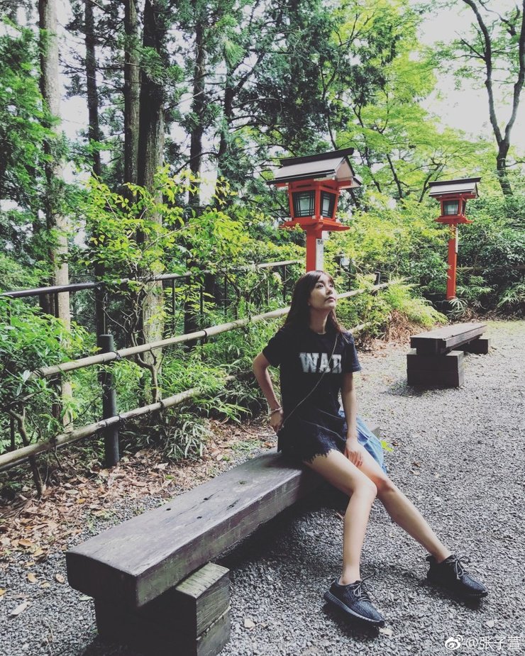 辣妈张子萱游日本 大秀长腿美似少女