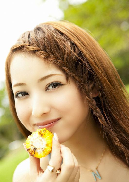 白皙甜妞佐佐木希街拍写真 微笑甜美可人