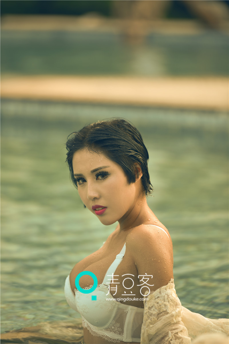 女神娜依灵儿内衣写真曝光 搔首弄姿半露酥胸