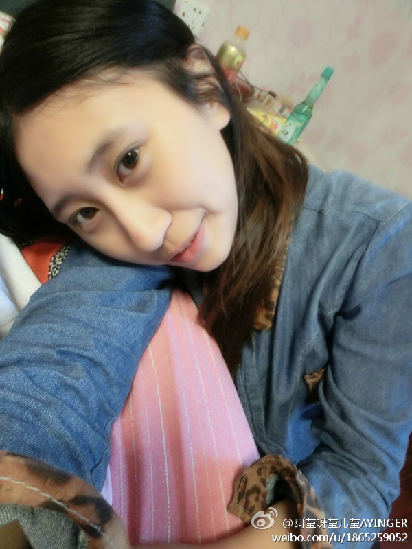 超短裙美女漏到毛