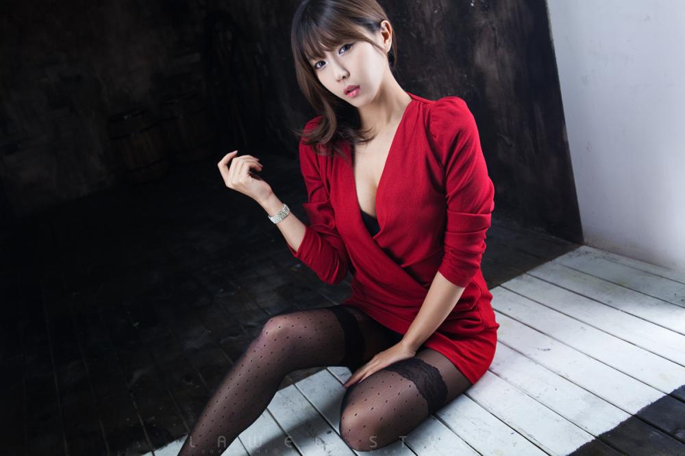 美女模特许允美 (허윤미, Heo Yun Mi)性感黑丝美腿私房写真