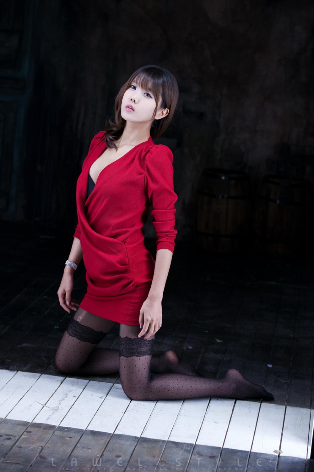 美女模特许允美 (허윤미, Heo Yun Mi)性感黑丝美腿私房写真