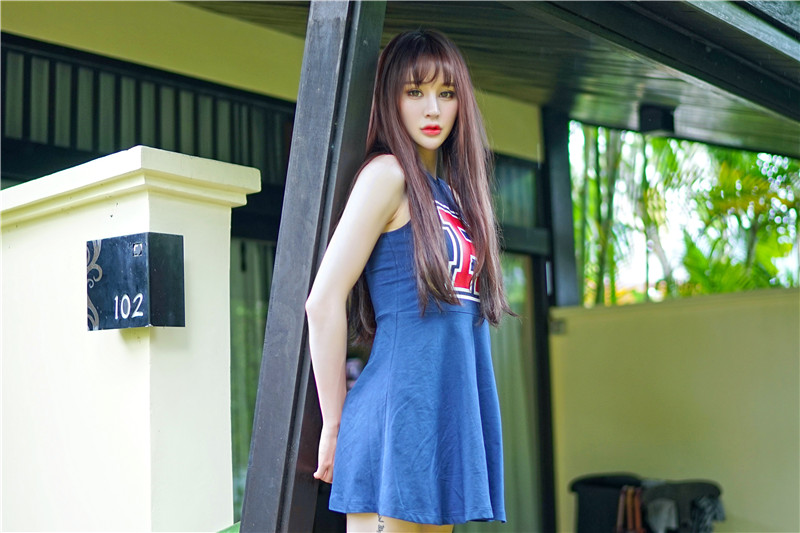 长腿美女Cheryl青树街拍 一袭长裙演绎电眼诱惑