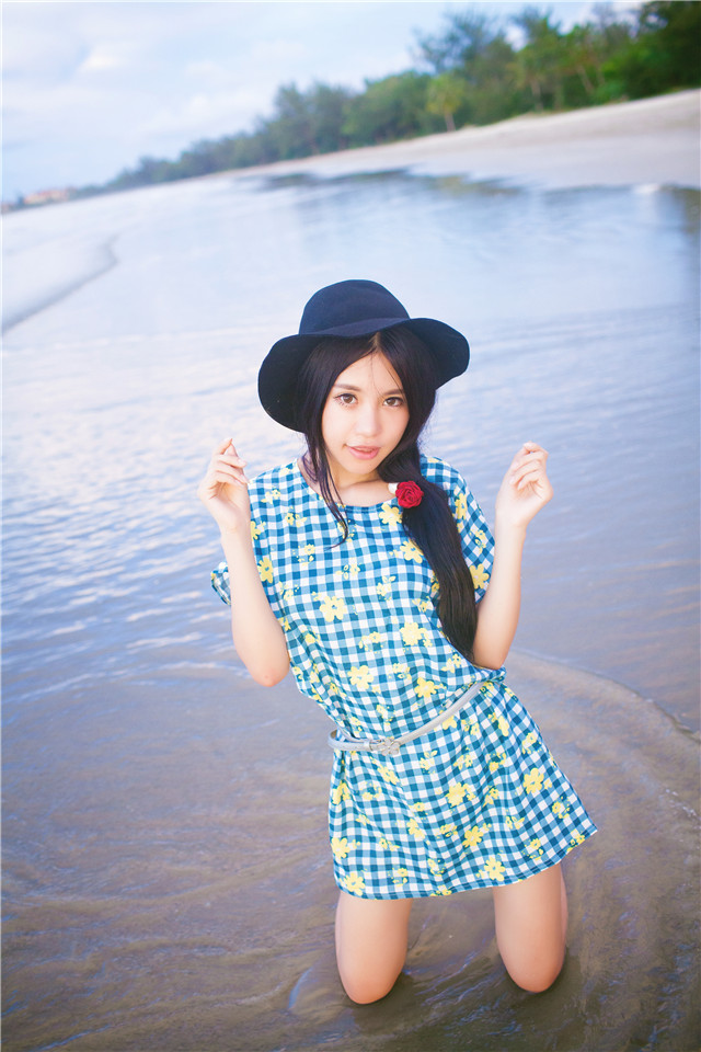 海边美女绮里嘉ula游玩美拍 一袭格子裙尽显甜美