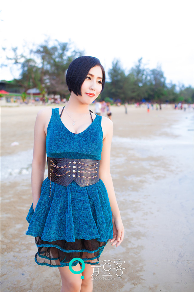 短发女神娜依灵儿旅拍美照 魅力蓝色摆裙性感迷人